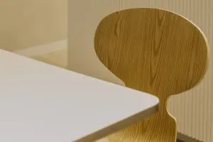 원목 결이 아름다운 북유럽 스타일 가구 디테일